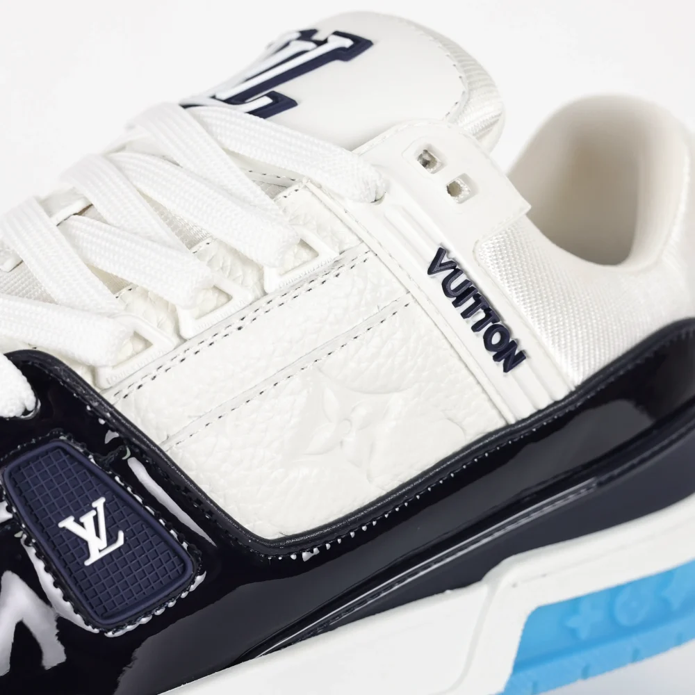 Trainer Monogram Sneakers aus weißem genarbtem Kalbsleder und schwarzem und blauem Lackleder – Bild 11