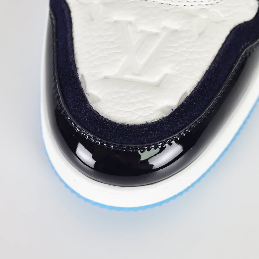 Trainer Monogram Sneakers aus weißem genarbtem Kalbsleder und schwarzem und blauem Lackleder – Bild 10