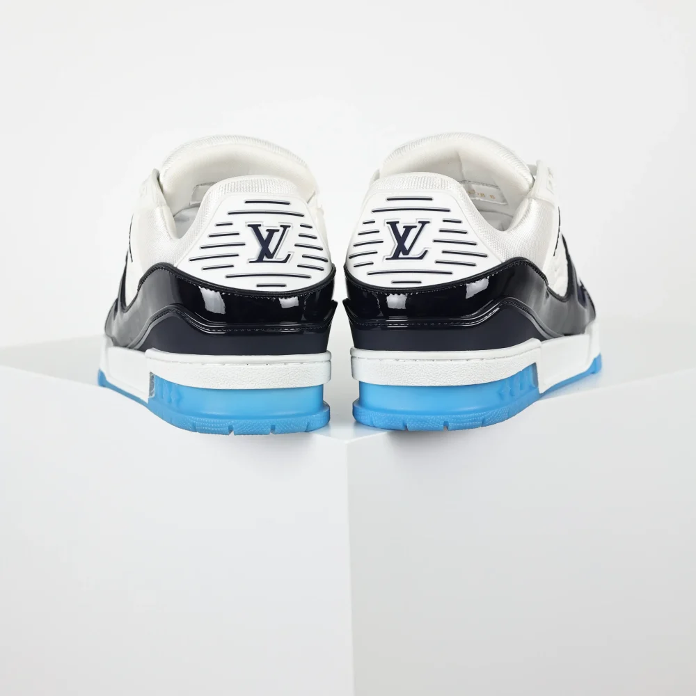 Trainer Monogram Sneakers aus weißem genarbtem Kalbsleder und schwarzem und blauem Lackleder – Bild 4