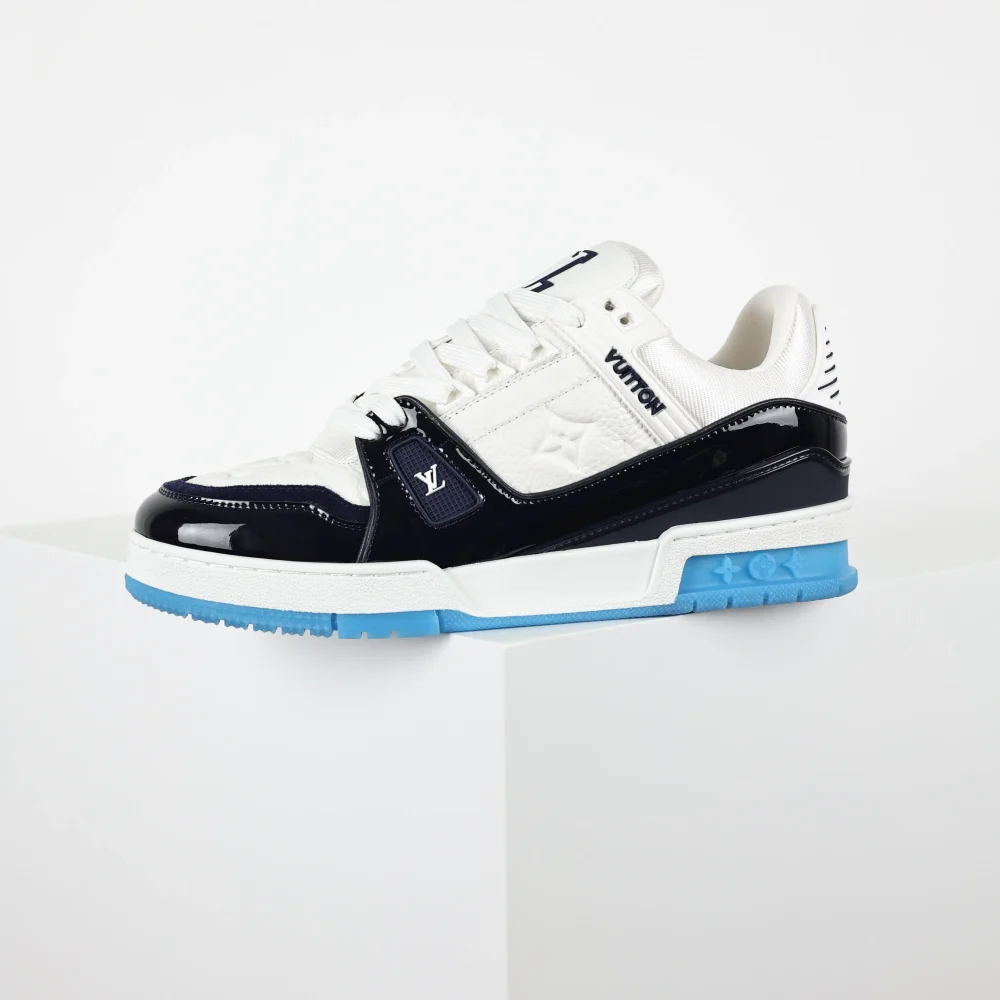 Trainer Monogram Sneakers aus weißem genarbtem Kalbsleder und schwarzem und blauem Lackleder – Bild 6