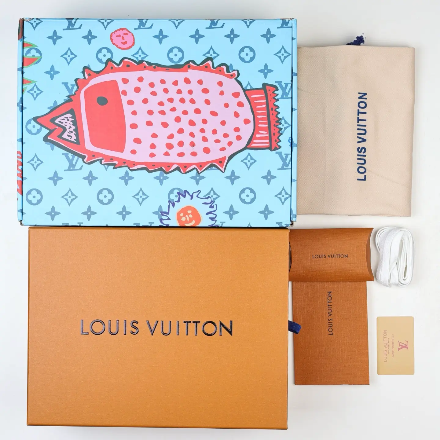 Trainer Monogram Sneakers aus genarbtem Kalbsleder, weißem und rotem Lackleder – Bild 13