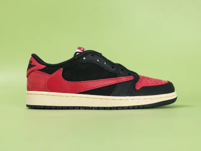 Travis Scott x Air Jordan 1 Low OG Schwarz und Rot