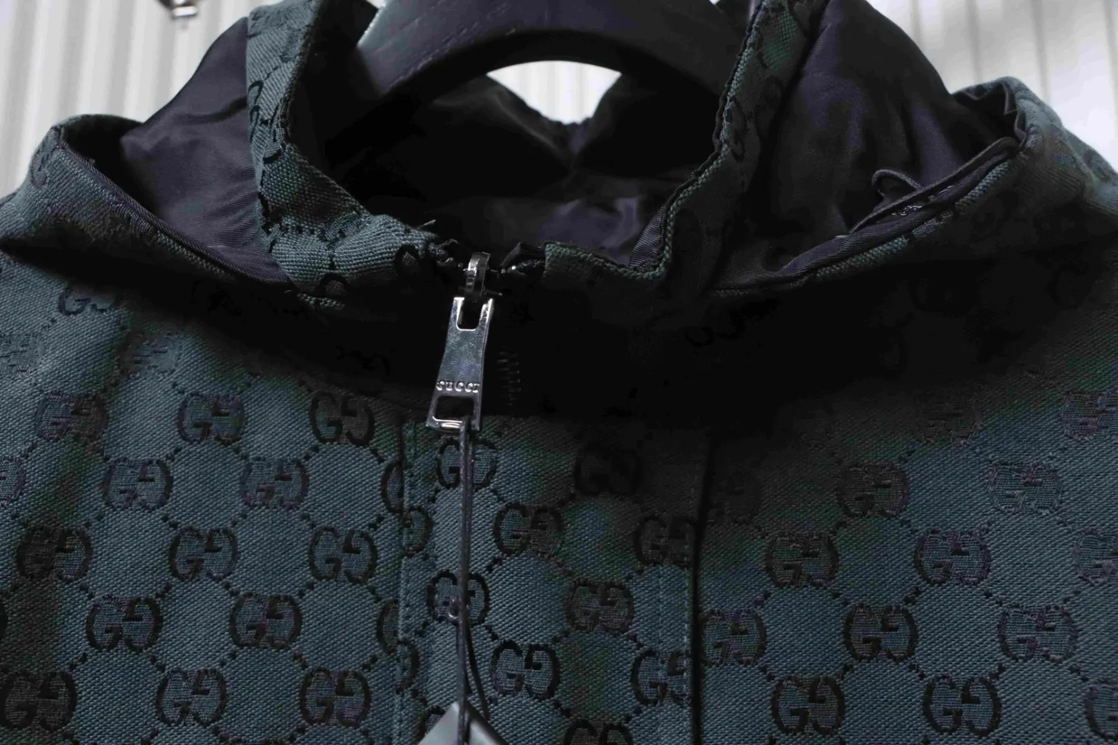 Trenchcoat mit durchgehendem Monogramm-Print – Bild 8