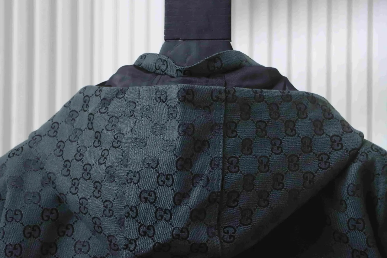 Trenchcoat mit durchgehendem Monogramm-Print – Bild 4