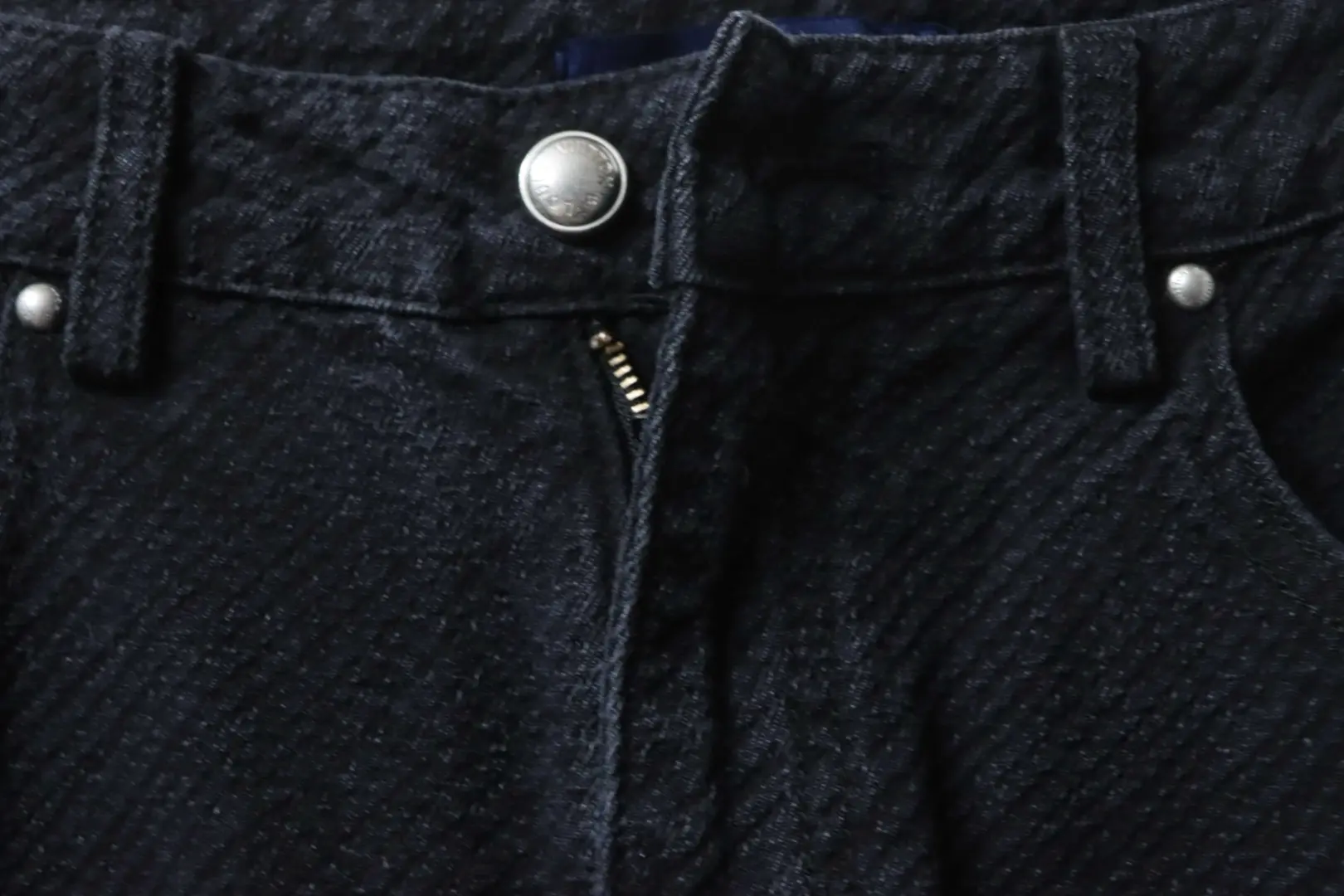 Twill-Jeans mit Monogramm-Print – Bild 8