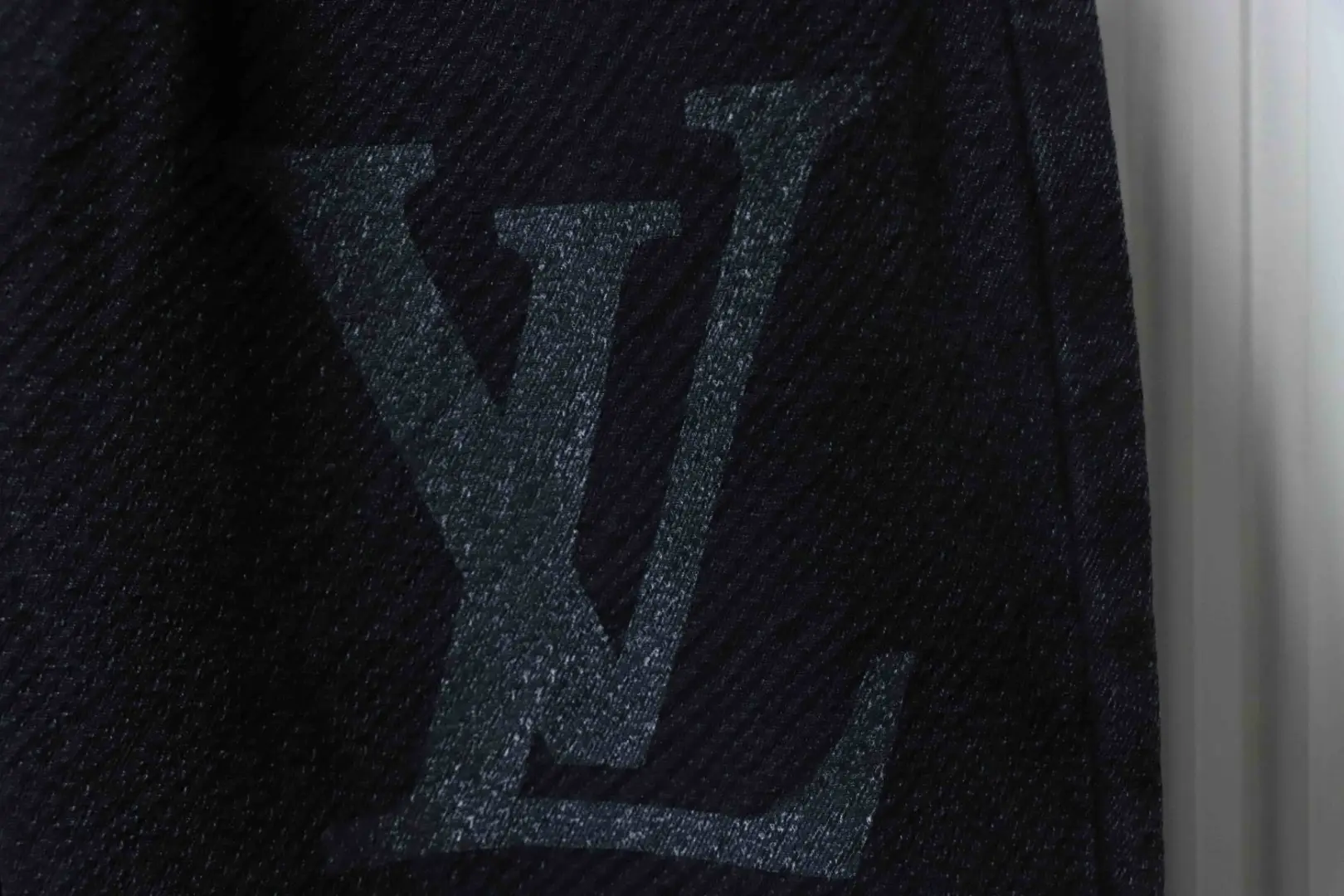 Twill-Jeans mit Monogramm-Print – Bild 7