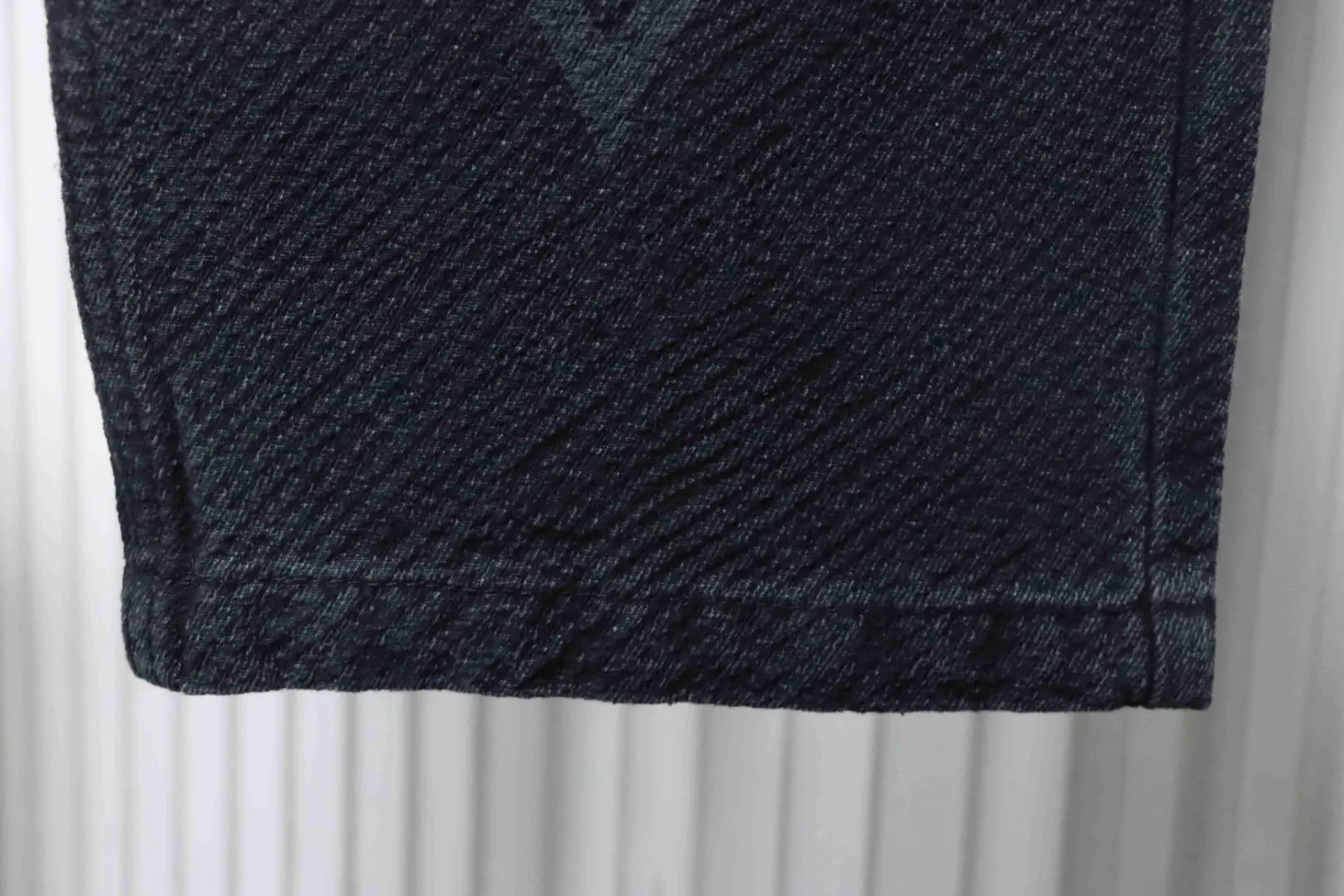 Twill-Jeans mit Monogramm-Print – Bild 6