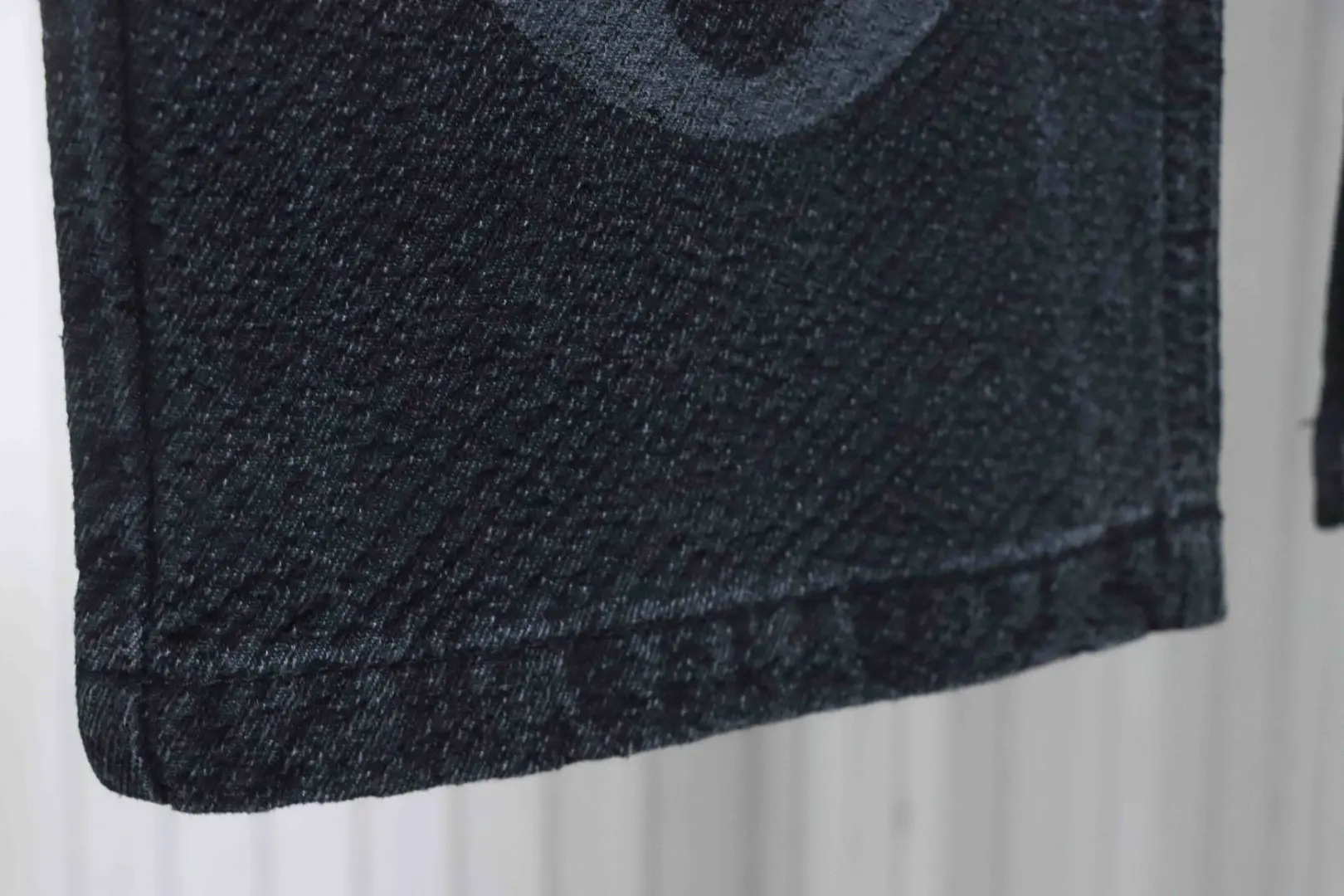 Twill-Jeans mit Monogramm-Print – Bild 5