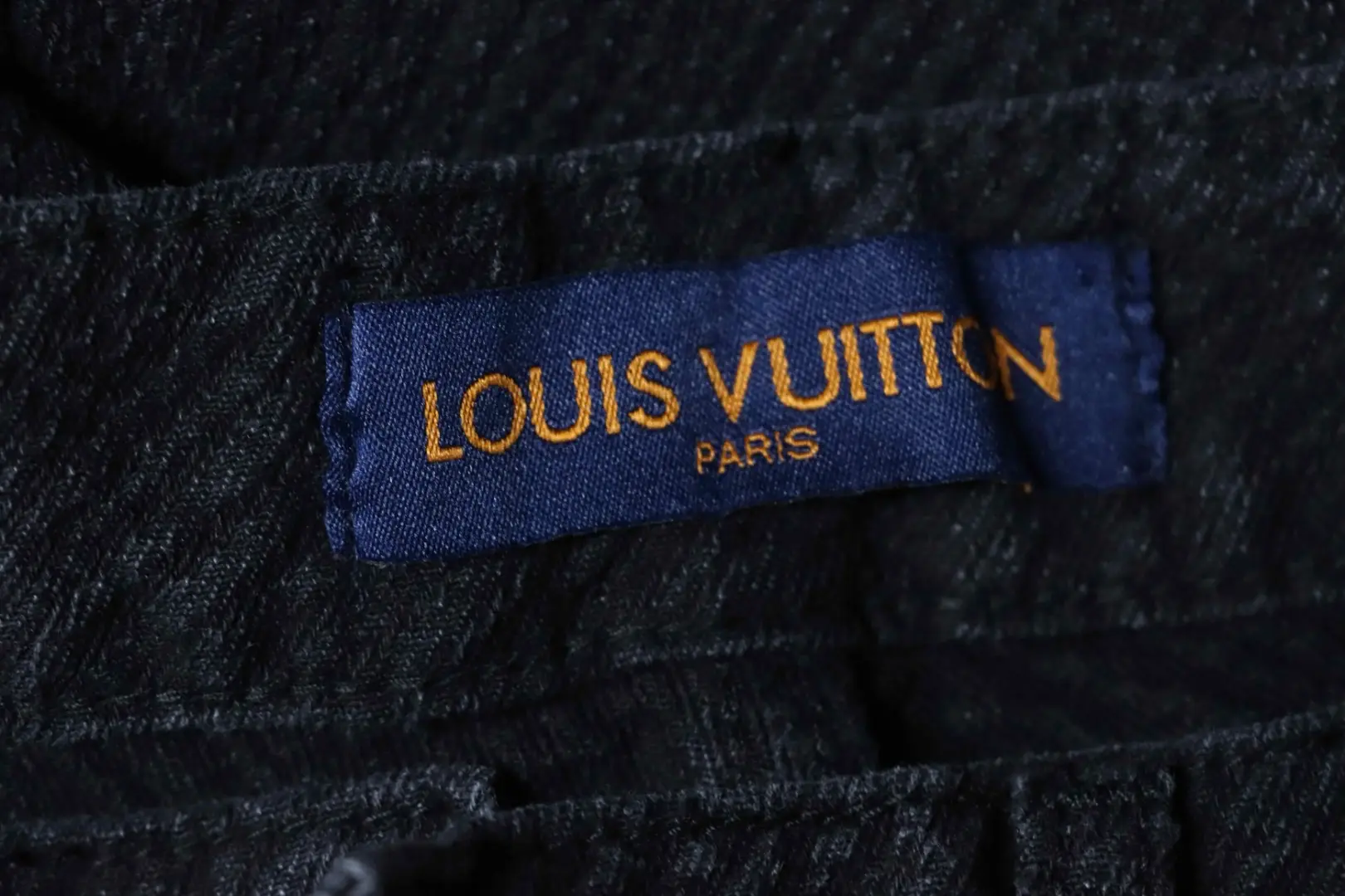 Twill-Jeans mit Monogramm-Print – Bild 11