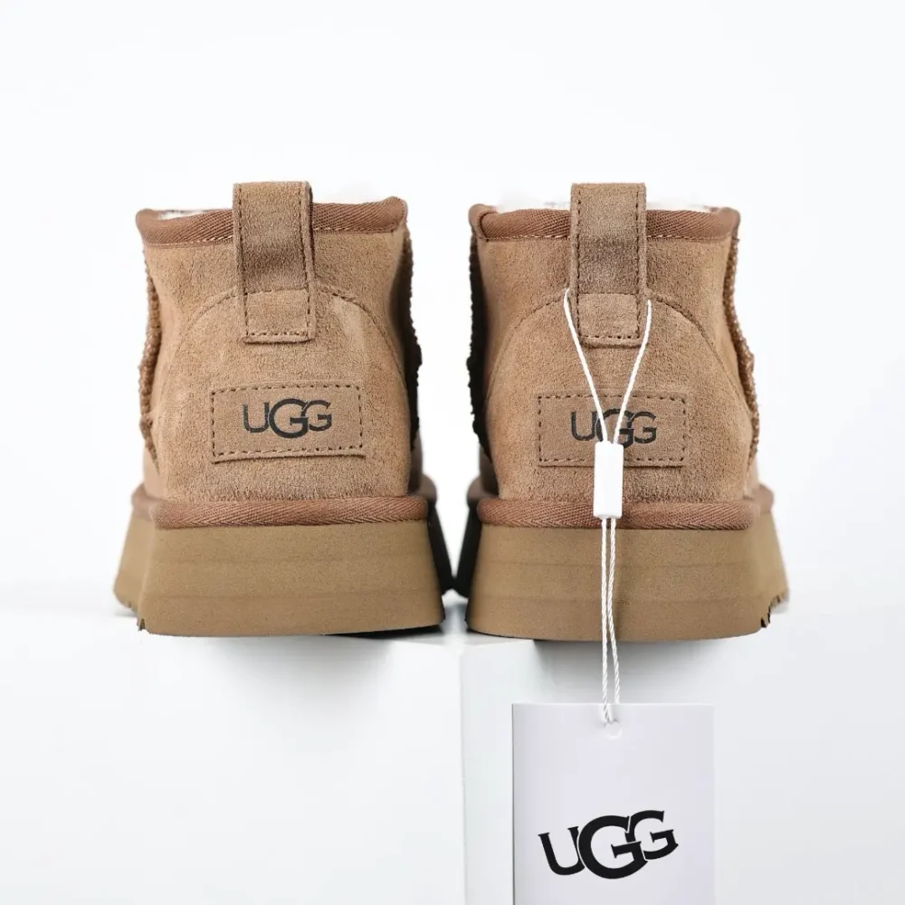 UGG Kinder Classic Ultra Mini Plateau-Stiefeletten „Sand“ – Bild 4