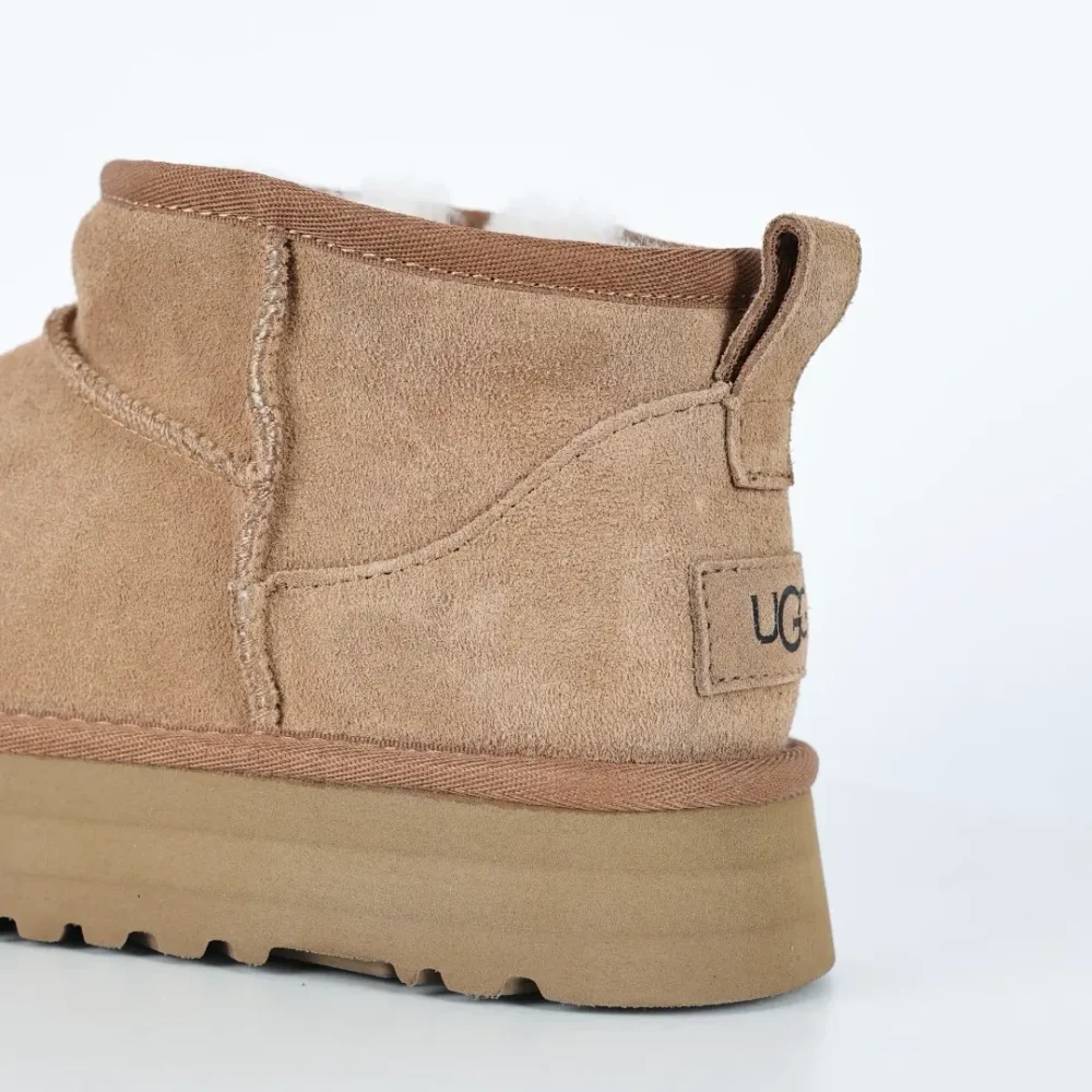UGG Kinder Classic Ultra Mini Plateau-Stiefeletten „Sand“ – Bild 9