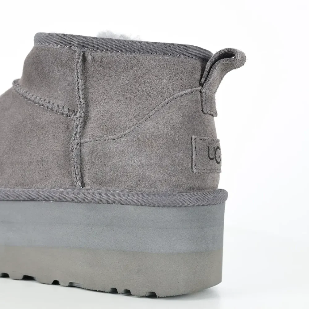 UGG Mini-Plateau-Shorts in Grau – Bild 11