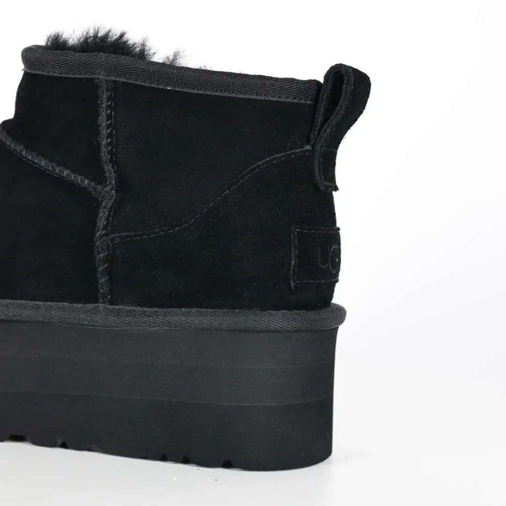 UGG Mini-Plateau-Shorts in Schwarz – Bild 10