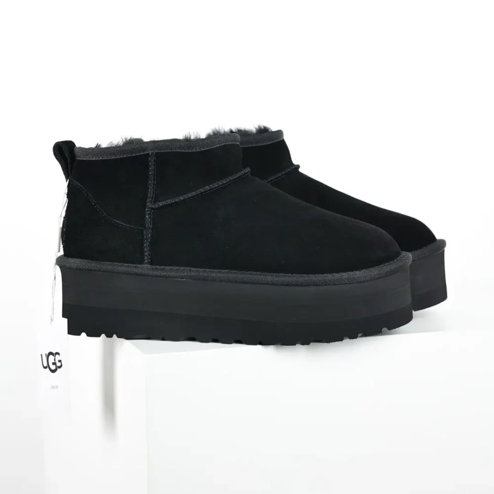 UGG Mini-Plateau-Shorts in Schwarz – Bild 2