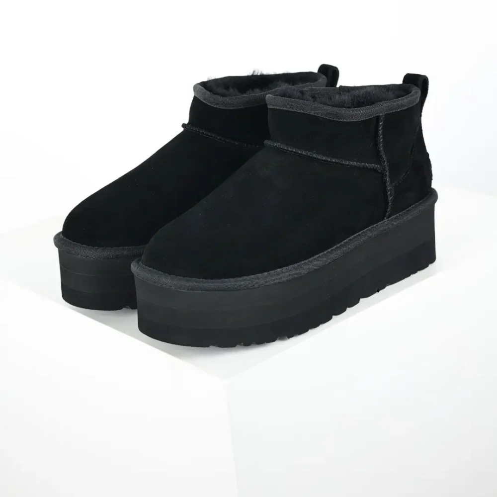 UGG Mini-Plateau-Shorts in Schwarz