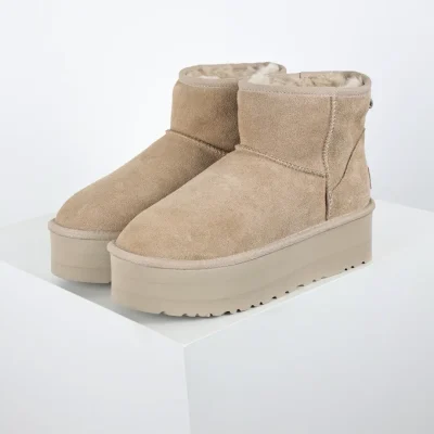 UGG Mini mittellanges Plateau 5,08 cm Sandfarbe