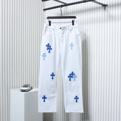 Weiße und hellblaue Jeans mit Lederetikett