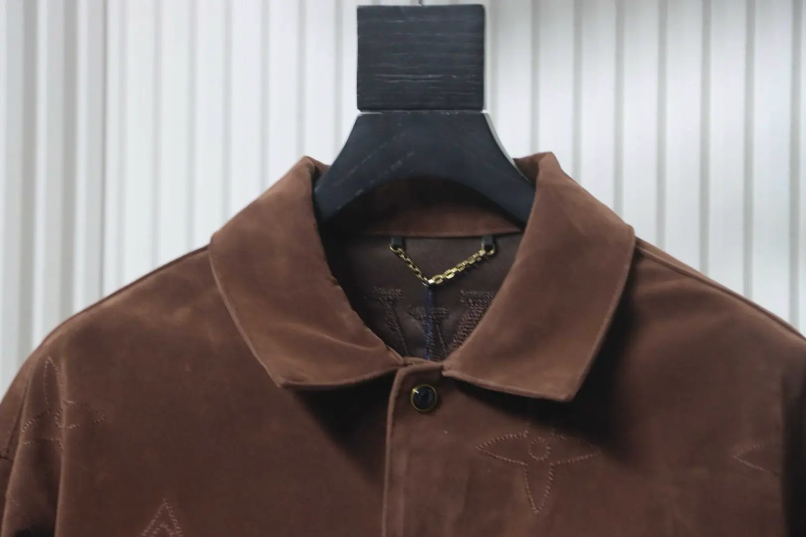 Wildlederjacke mit großer Blumenstickerei – Bild 3
