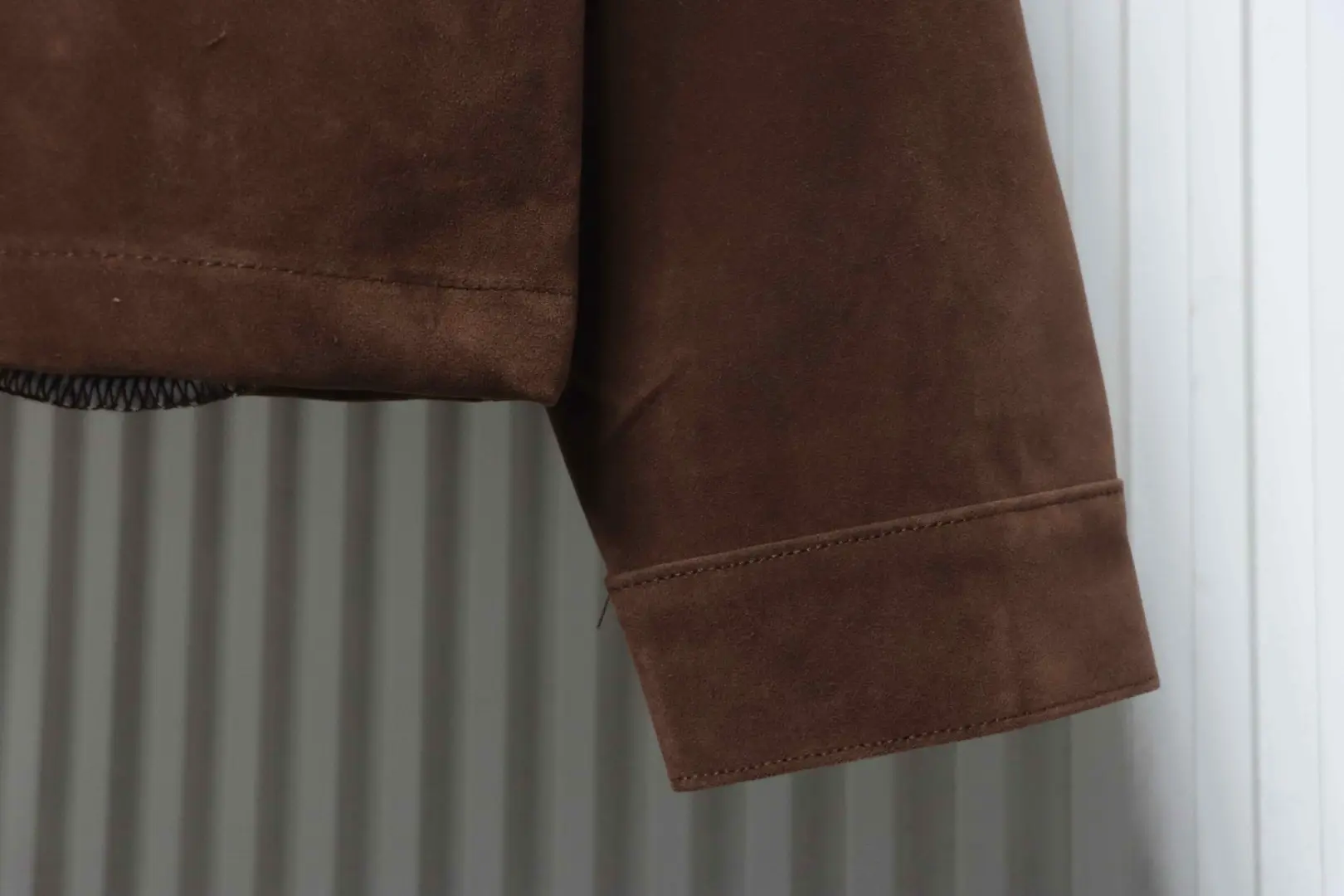 Wildlederjacke mit großer Blumenstickerei – Bild 6