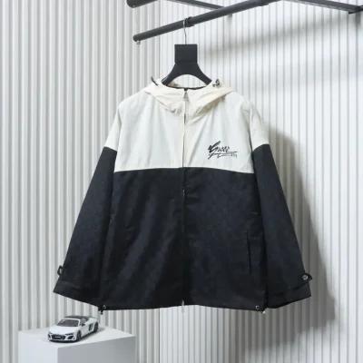 Windjacke mit Kapuze und Patchwork-Logo-Aufdruck