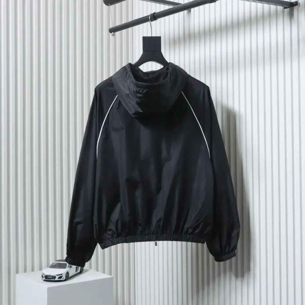 Windjacke mit Kapuze und kleinem Logo – Bild 4