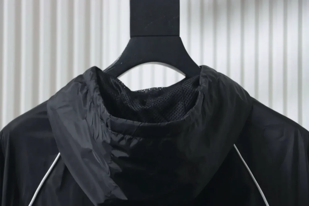 Windjacke mit Kapuze und kleinem Logo – Bild 6