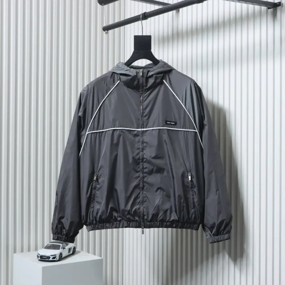 Windjacke mit Kapuze und kleinem Logo