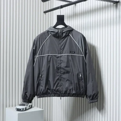 Windjacke mit Kapuze und kleinem Logo