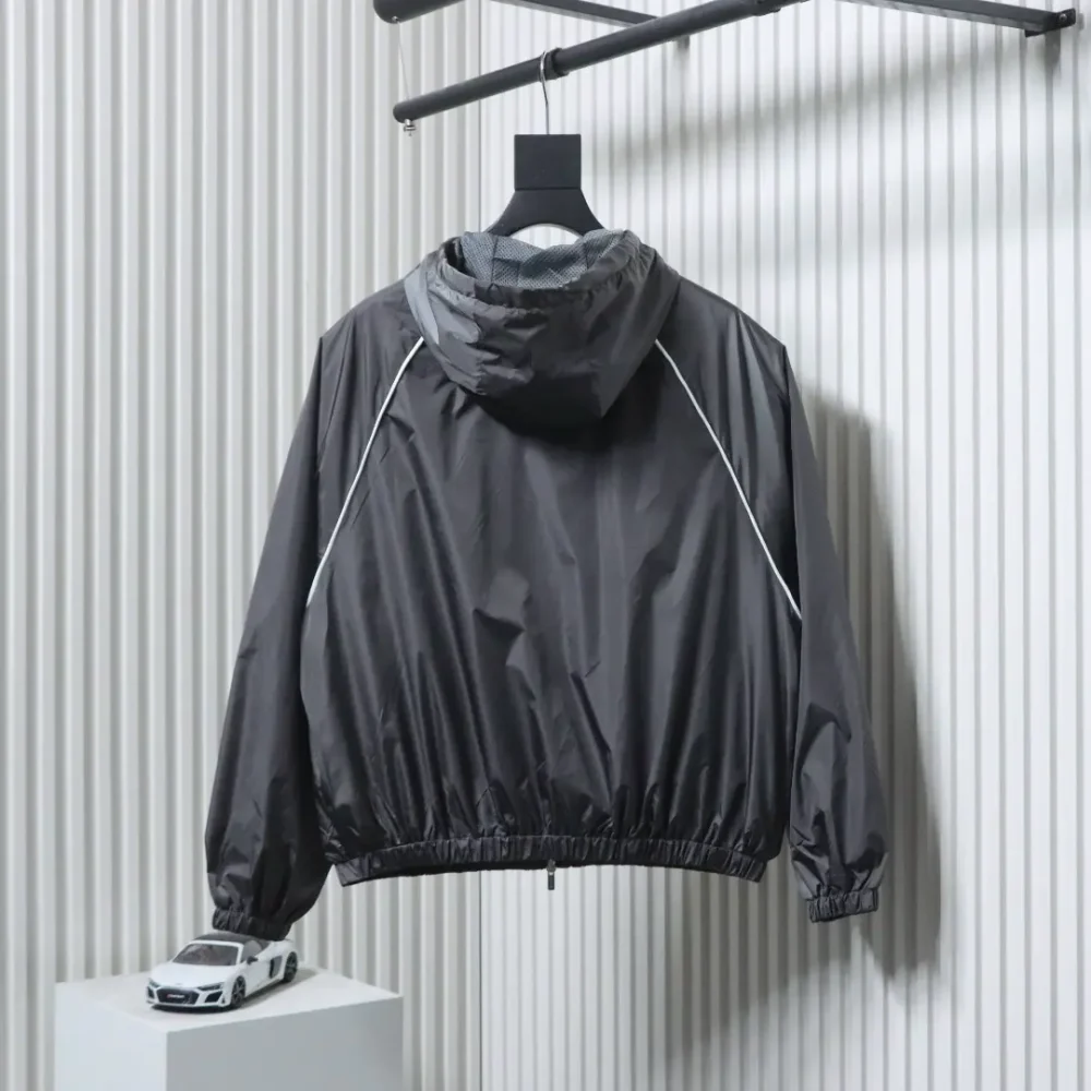 Windjacke mit Kapuze und kleinem Logo – Bild 2