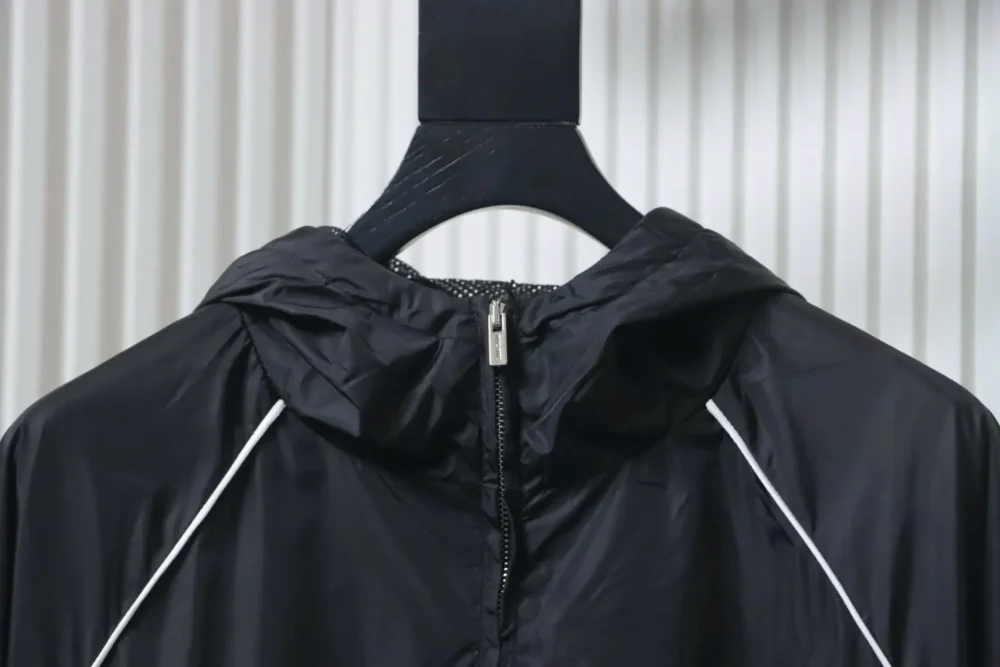 Windjacke mit Kapuze und kleinem Logo – Bild 5