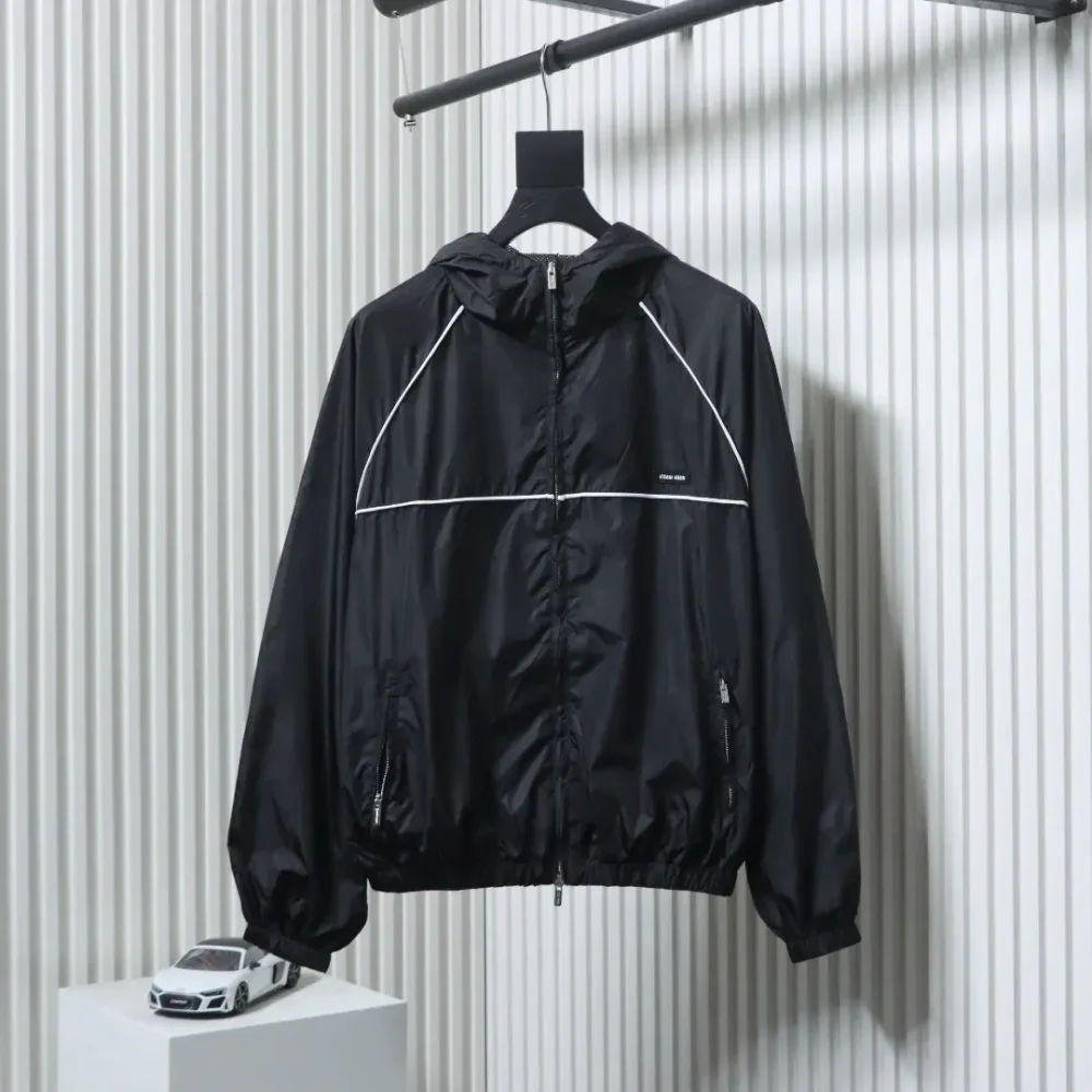 Windjacke mit Kapuze und kleinem Logo – Bild 3