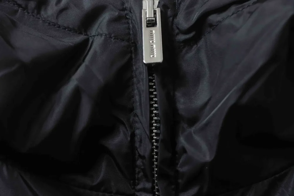 Windjacke mit Kapuze und kleinem Logo – Bild 7