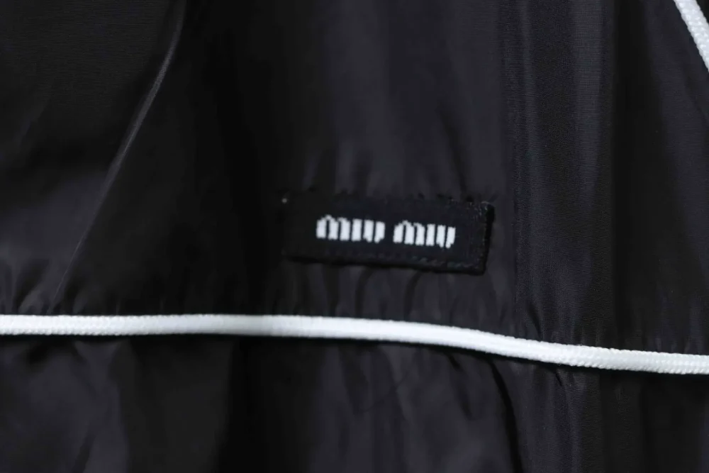 Windjacke mit Kapuze und kleinem Logo – Bild 9