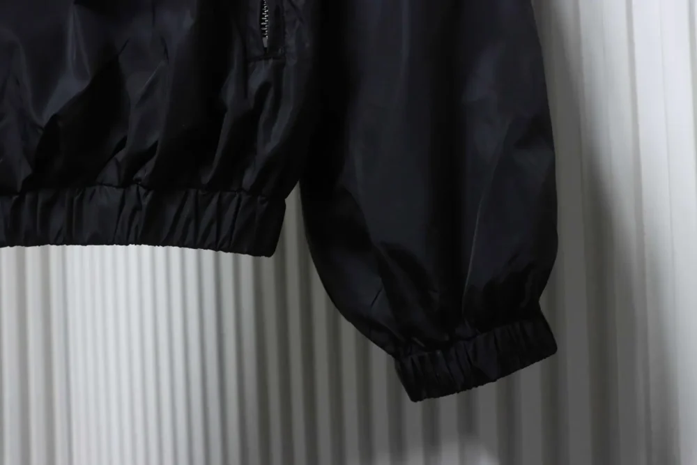 Windjacke mit Kapuze und kleinem Logo – Bild 8