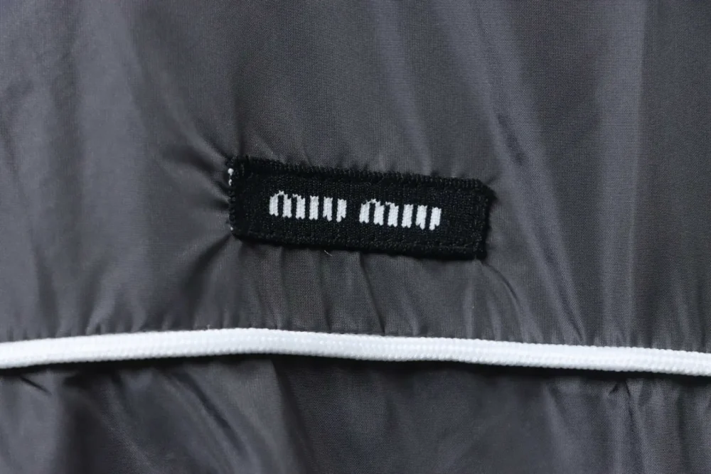 Windjacke mit Kapuze und kleinem Logo – Bild 12