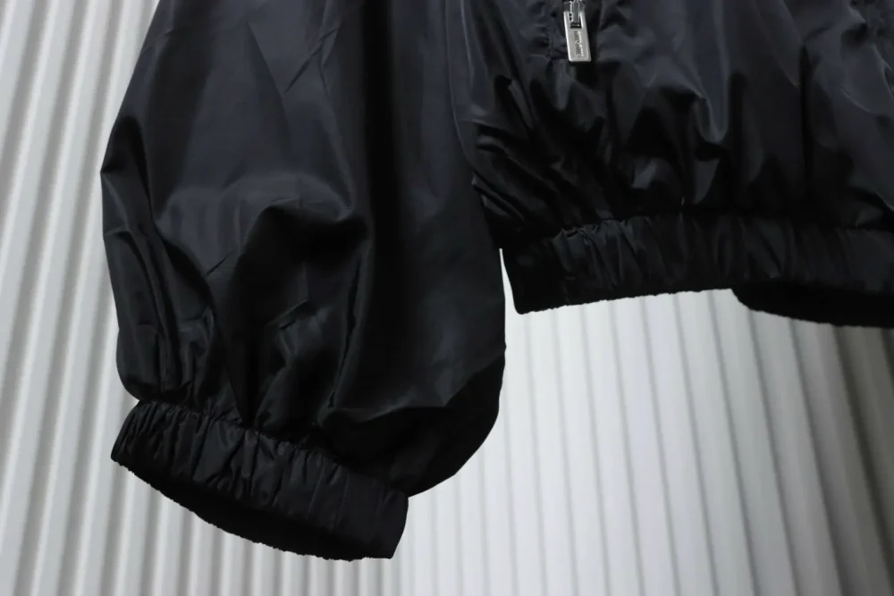 Windjacke mit Kapuze und kleinem Logo – Bild 11