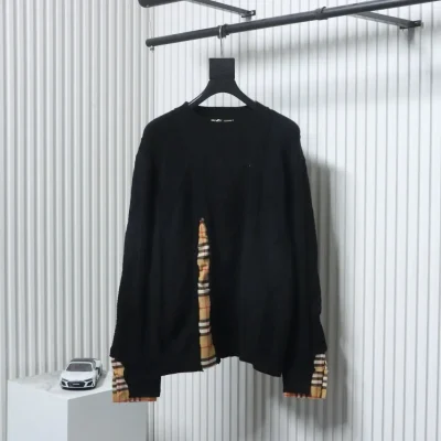 Zweiteiliger Pullover mit angedeutetem Rundhalsausschnitt