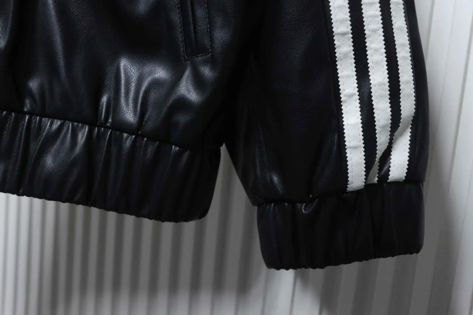 Adidas x FEIFEI RUAN Kollaboration Adidas Originals Lederjacke mit Kragen – Bild 8