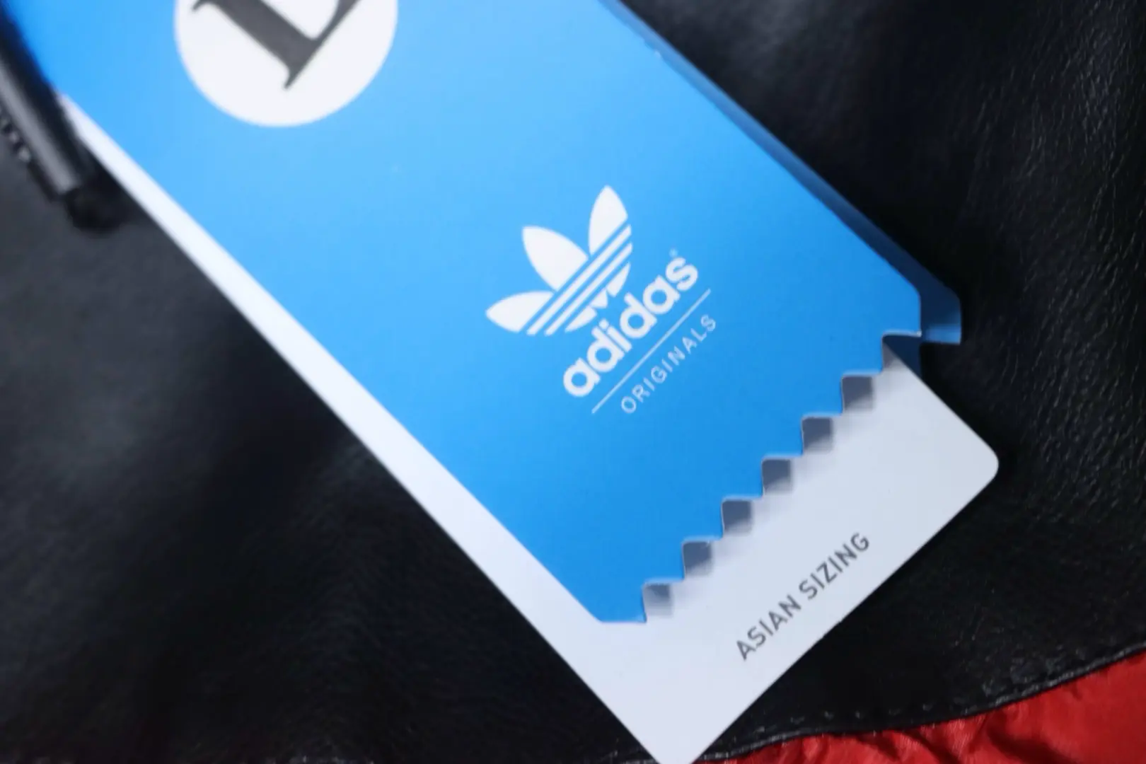 Adidas x FEIFEI RUAN Kollaboration Adidas Originals Lederjacke mit Kragen – Bild 10