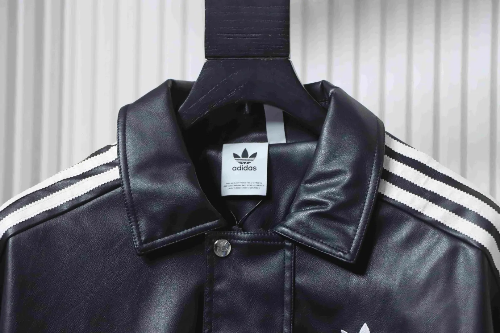 Adidas x FEIFEI RUAN Kollaboration Adidas Originals Lederjacke mit Kragen – Bild 3