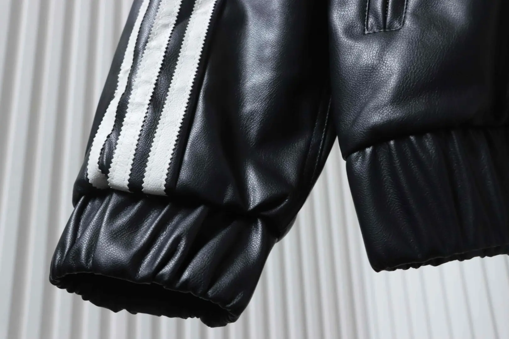 Adidas x FEIFEI RUAN Kollaboration Adidas Originals Lederjacke mit Kragen – Bild 7