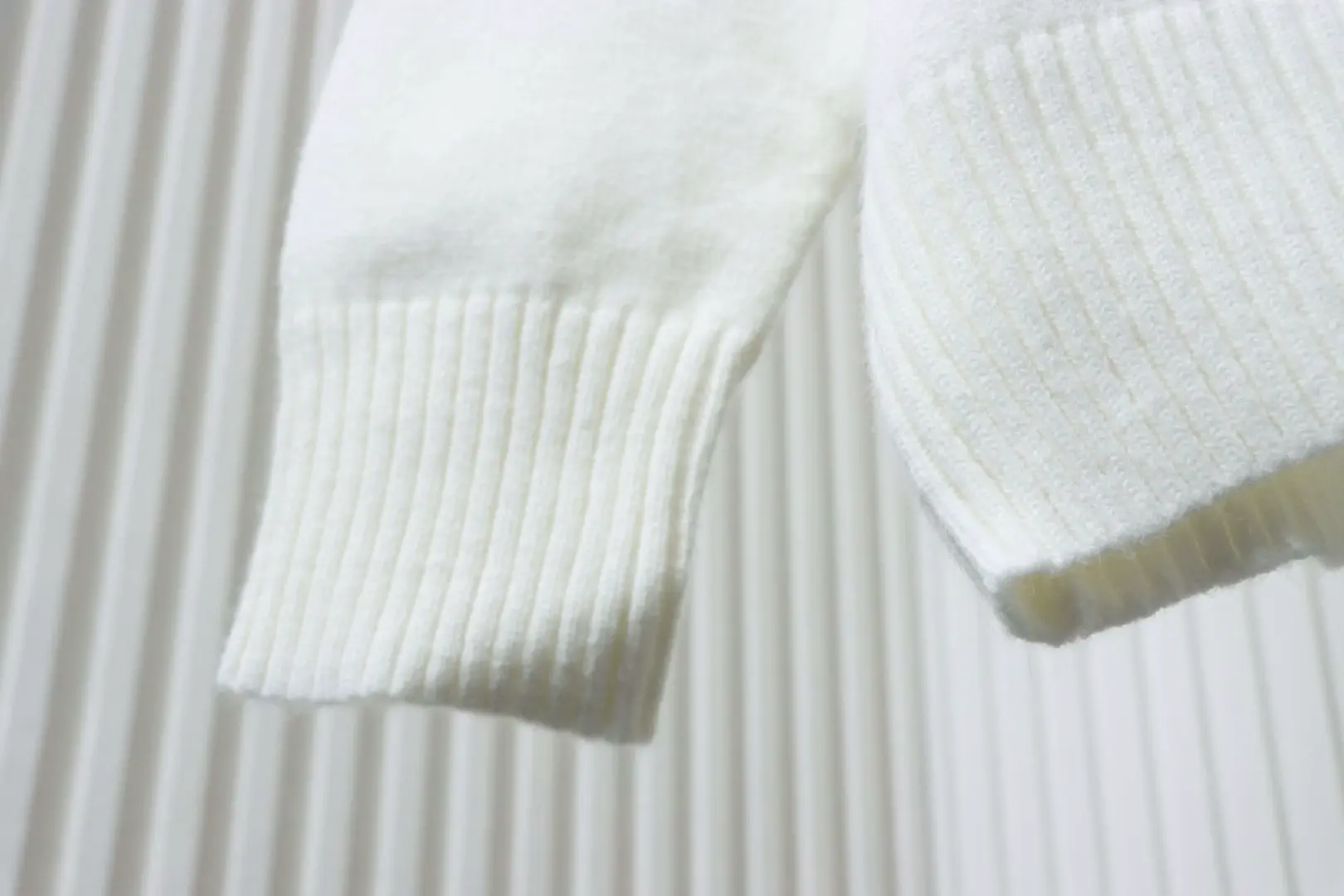 Ami Pullover im minimalistischen französischen Stil mit Rundhalsausschnitt und silbernem Herzlogo – Bild 8