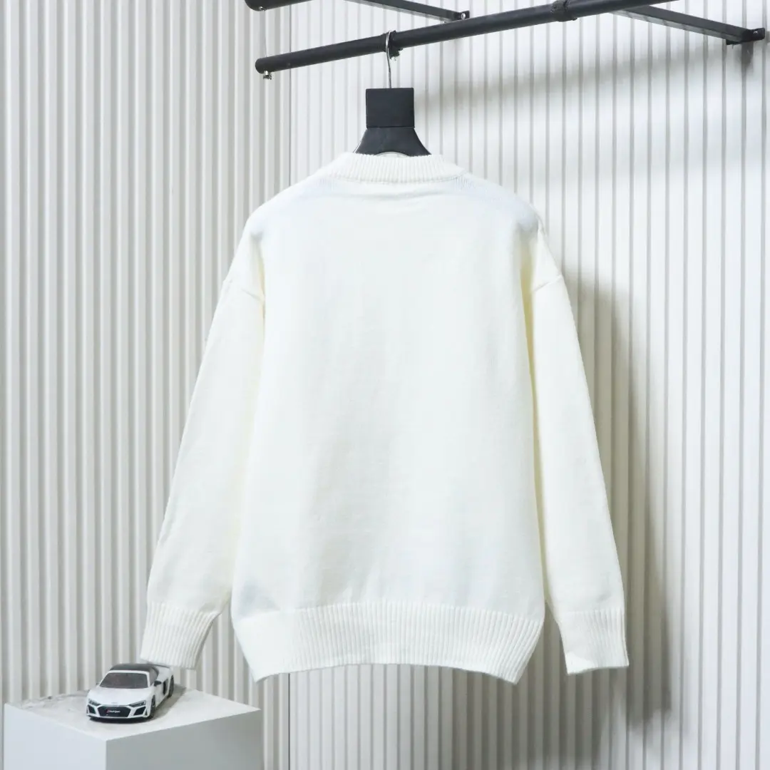 Ami Pullover im minimalistischen französischen Stil mit Rundhalsausschnitt und silbernem Herzlogo – Bild 2
