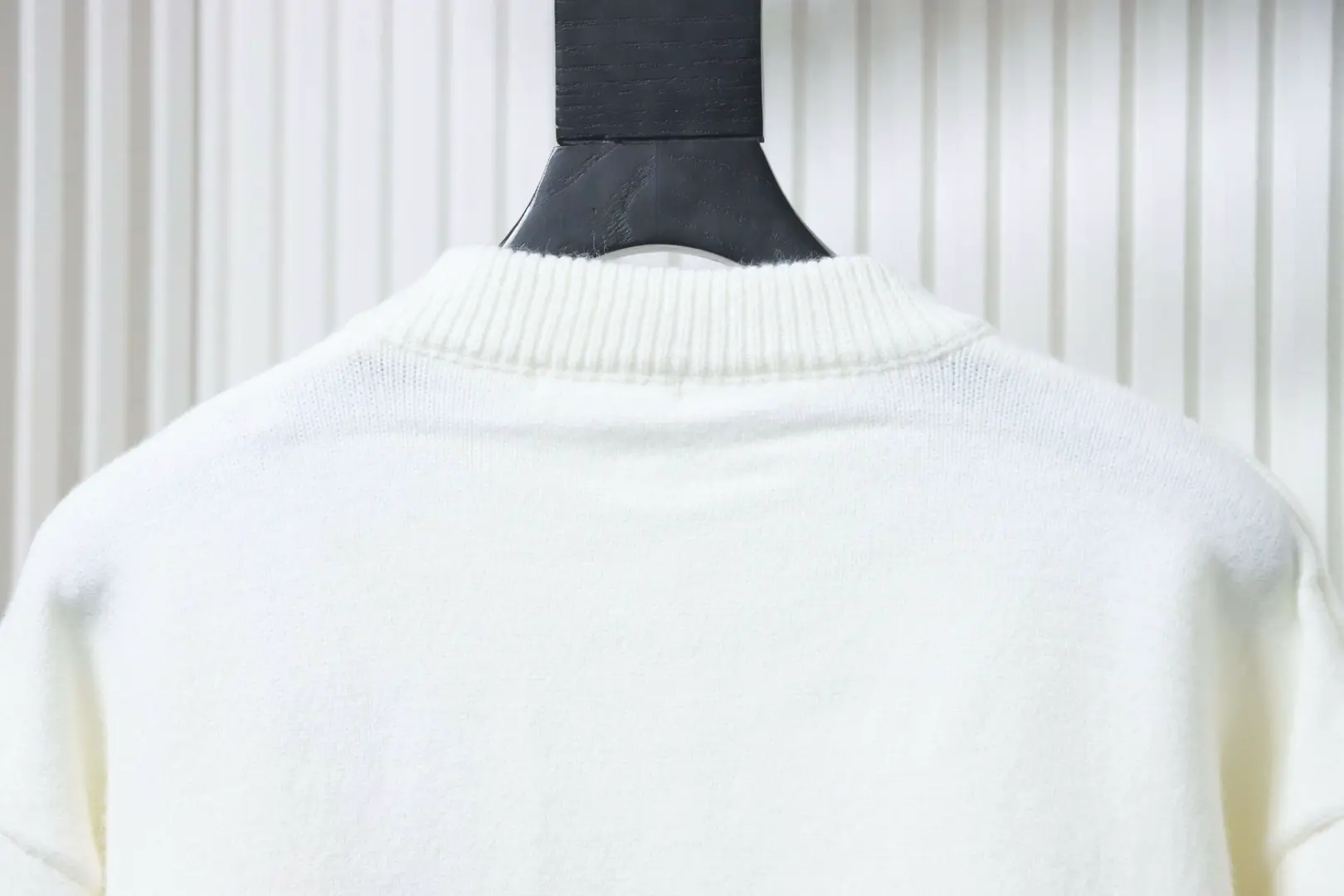 Ami Pullover im minimalistischen französischen Stil mit Rundhalsausschnitt und silbernem Herzlogo – Bild 7