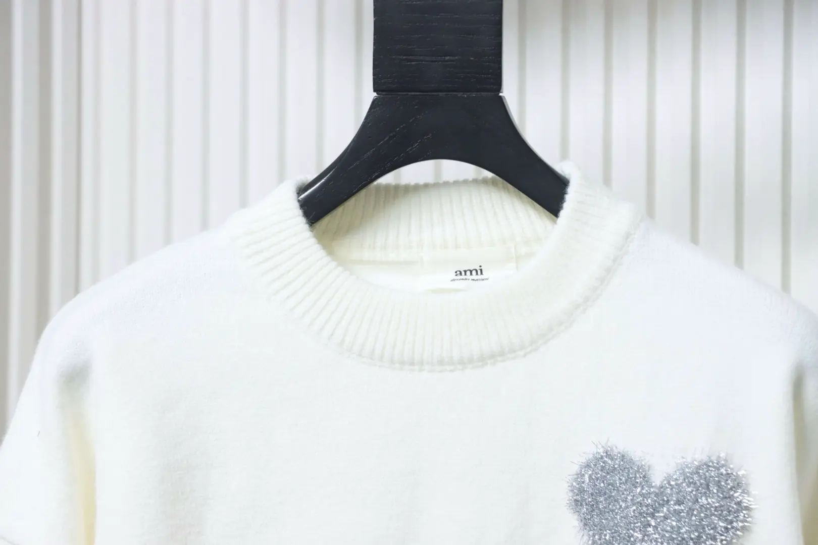 Ami Pullover im minimalistischen französischen Stil mit Rundhalsausschnitt und silbernem Herzlogo – Bild 3