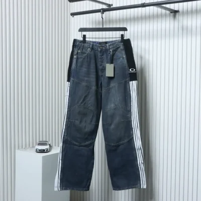 Balenciaga Jeans mit aufgeschnittenem Patchwork-Design und kreisförmiger Stickerei