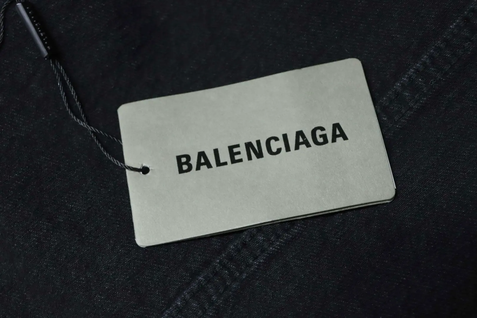 Balenciaga Jeansjacke mit Allover-Logo und Schriftzug auf der Rückseite – Bild 9