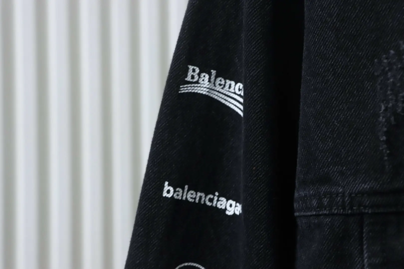 Balenciaga Jeansjacke mit Allover-Logo und Schriftzug auf der Rückseite – Bild 7