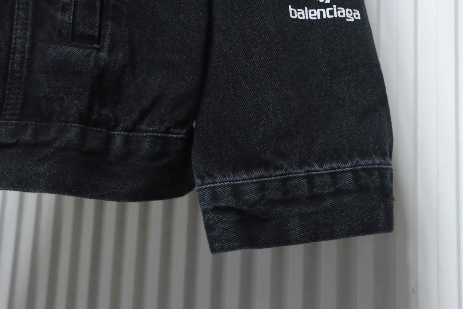 Balenciaga Jeansjacke mit Allover-Logo und Schriftzug auf der Rückseite – Bild 8