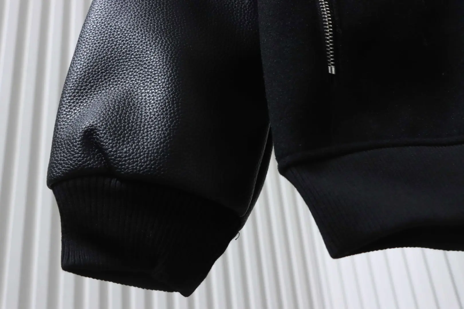 Baseballjacke aus Leder mit Kreuzmuster und mehreren Markenlogos an den Ärmeln XXL – Bild 11